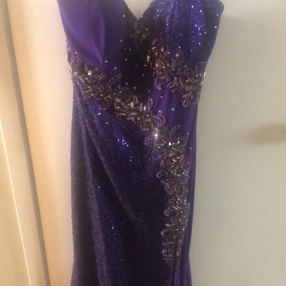Deep purple strapless floor length prom dress/ gown hardly worn, small train - Picture 2 of 4